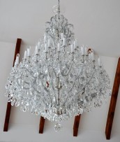 Velký stříbrný Tereziánský lustr v reálném interiéru