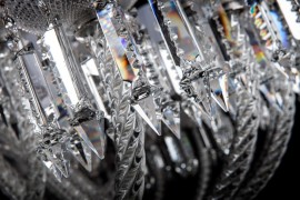 Detail prizem z křišťálového skla používaných u tohoto typu luxusních svítidel