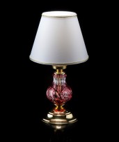 Rubínově červená křišťálová stolní lampa se stínítkem