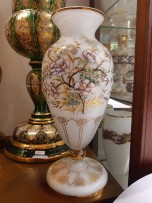 Váza z bílého opálového skla