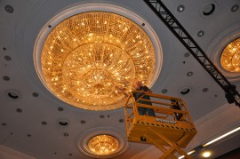 Mytí velkých košových lustrů - hotel Hilton Praha