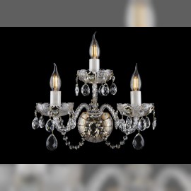 Velká tříramenná nástěnná lampa z broušeného křišťálu, zdobená 24karátovým zlatem a smaltovanými květy
