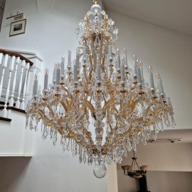 48-plamenný tereziánský lustr s dlouhými svíčkami a diamantovým brusem - Vstupní hala se schodištěm