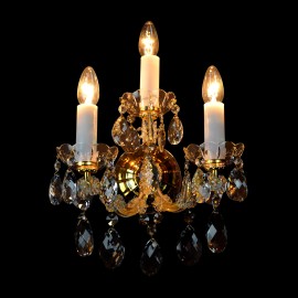 Nástěnné svítidlo Maria Theresa se třemi žárovkami a skleněným krytem mosazné misky, který ukrývá elektrické kabely (Světlo zapnuto)