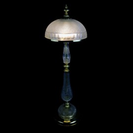 Celkový pohled na stojací lampu - kombinace čirého a pískovaného skla s mosaznými odlitky.