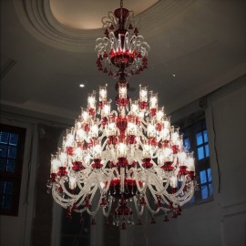 Velký zakázkový rubínově červený křišťálový lustr v interiéru klenotnictví