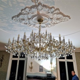 Instalace lustrů Marie Terezie v luxusním rodinném domě (velikostní řada 40, 24, 12, 1, žárovek)