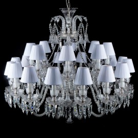 Srovnání dvou velkých identických lustrů ve stylu Bohemian Baccarat