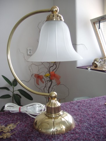 Menší dekorační stolní lampa s cylindrem na stůl