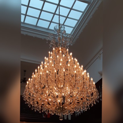 Velký křišťálový lustr se 132 žárovkami v Klingerově vile