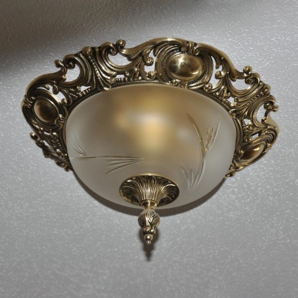 Zlatý přisazený lustr s pískovaným sklem dekorovaný ručním brusem.