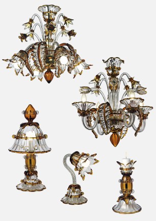 Kolekce designových lustrů z Murana z čirého skla s tvarovanými jantarovými skleněnými prvky