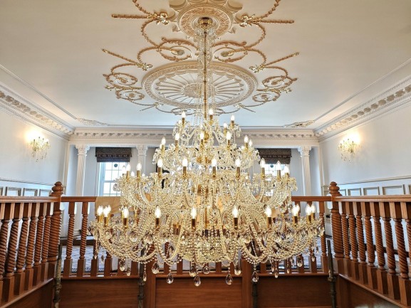 Lustr G 20260425_154919 – 81 žárovek, průměr 300 × 280 cm, lesklá zlatá mosaz