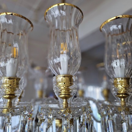 Detail skleněných váz lustru